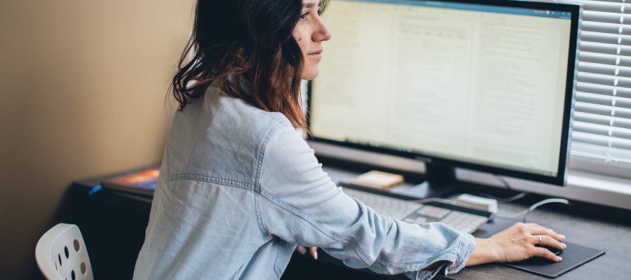 Talent management - vrouw werkt vanuit huis